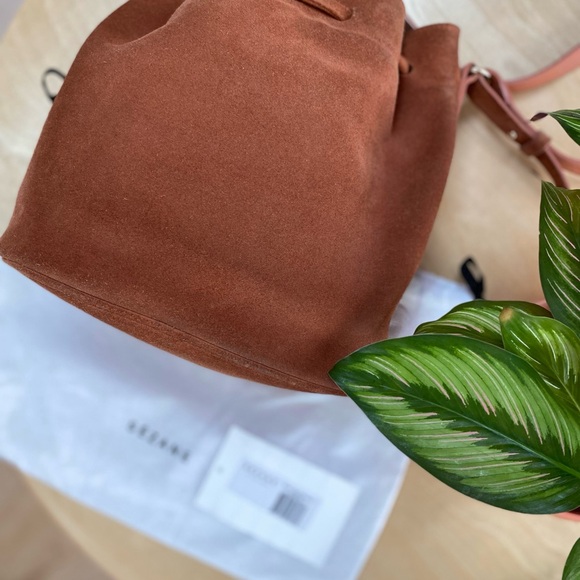 Sezane Farrow blush suede drawstring bucket bag with shoulder strap - Picture 3 of 9